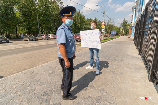 Пикет Михаила длился около 15 минут, после его увела полиция. С сотрудниками ФСБ, которые отказались предъявлять документы, он идти отказался<br><br> Пикет Михаила длился около 15 минут, после его увела полиция. С сотрудниками ФСБ, которые отказались предъявлять документы, он идти отказался<br><br>