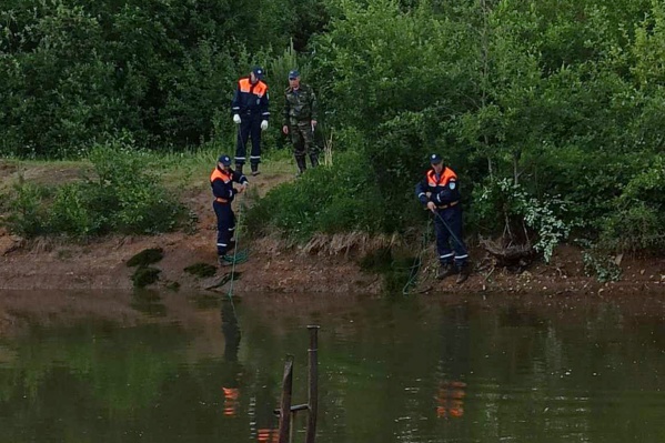 С помощью «кошек» спасатели нашли ребёнка на глубине 1,5 метра С помощью «кошек» спасатели нашли ребёнка на глубине 1,5 метра