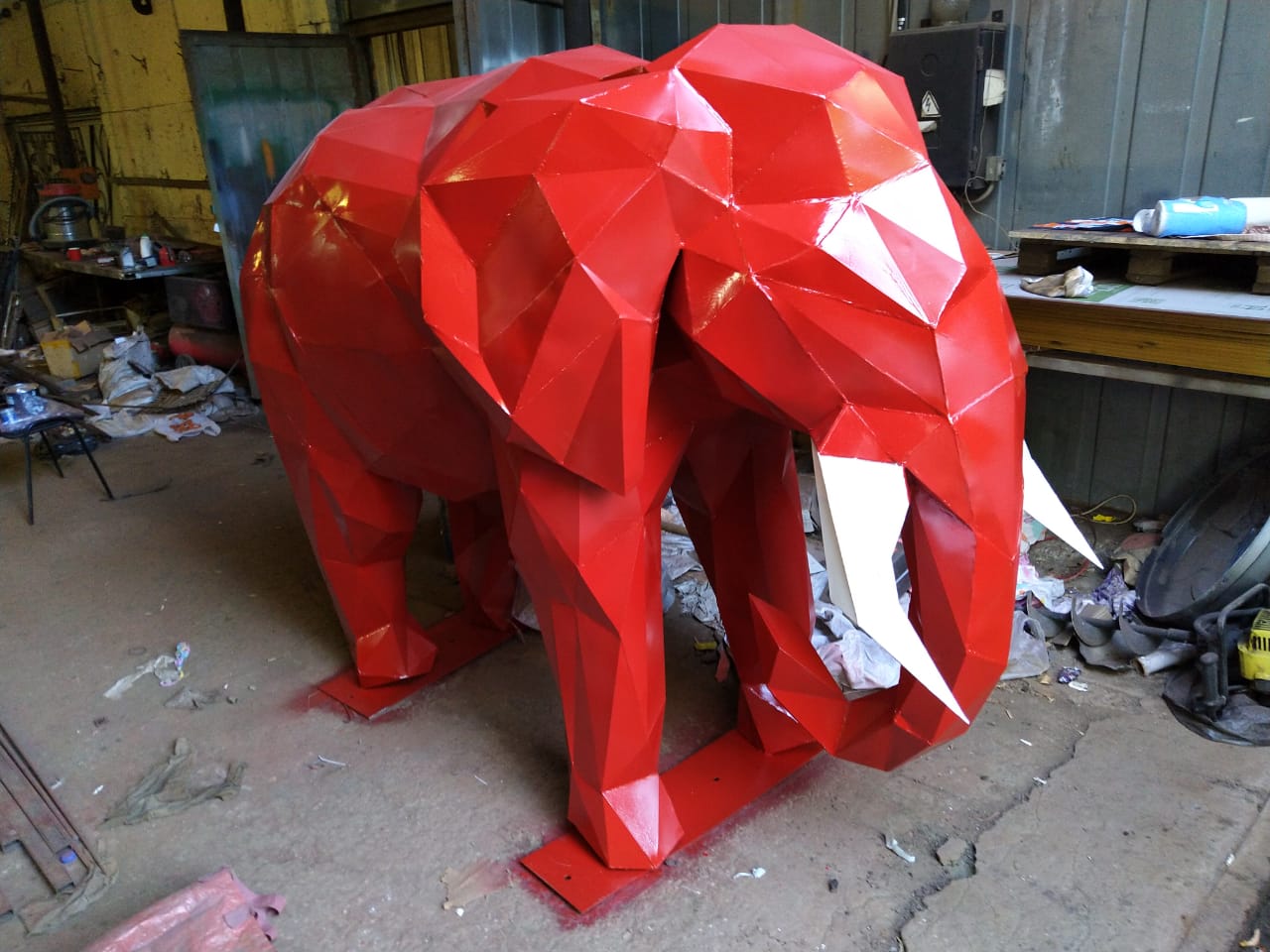 красный слон фото