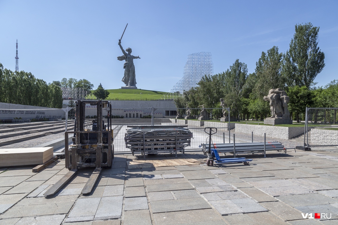 В «Озере слез» тоже монтируют оборудование В «Озере слез» тоже монтируют оборудование