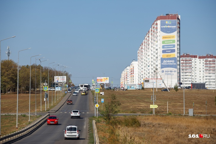Через микрорайон проходит двухполосная дорога, которая не справляется с обилием транспорта Через микрорайон проходит двухполосная дорога, которая не справляется с обилием транспорта