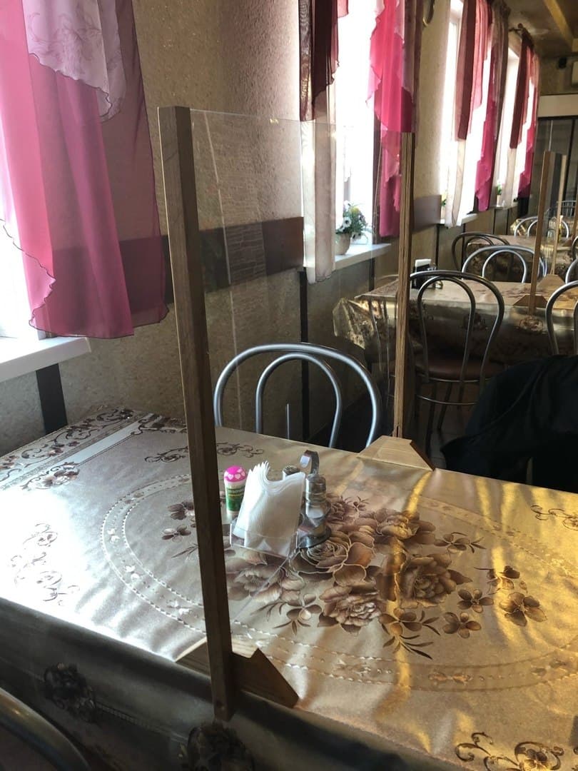 А в других заведениях перегородки установили прямо на столах А в других заведениях перегородки установили прямо на столах