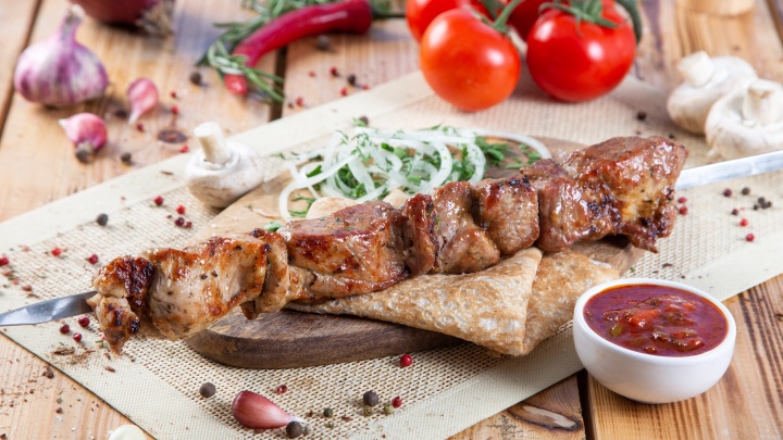 Готовят из отборного мяса: уральский магазин предложил скидки до 50% на доставку шашлыка
