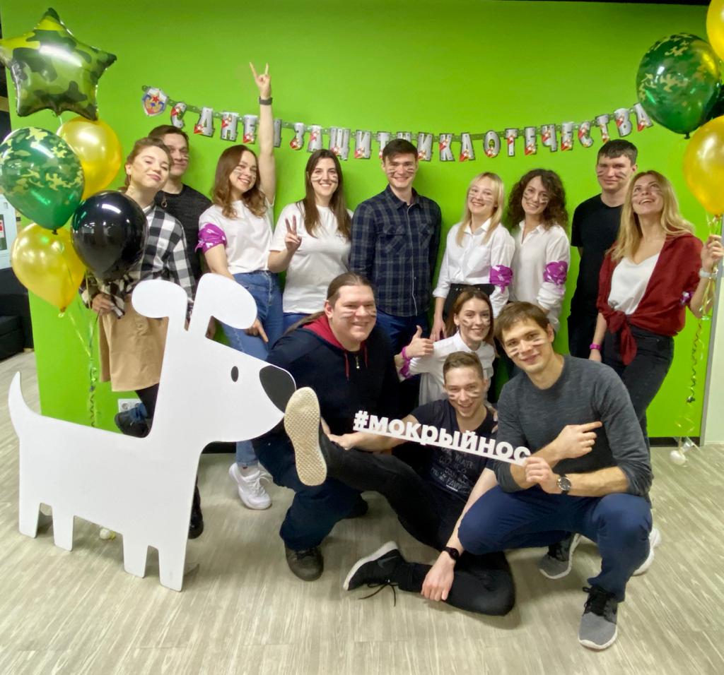 Офис украсили разноцветными шарами Офис украсили разноцветными шарами