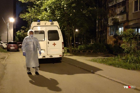 На вызов приехала специализированная бригада скорой помощи из трёх человек На вызов приехала специализированная бригада скорой помощи из трёх человек