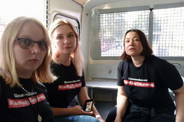 Среди задержанных журналистов оказалась и ярославна Анна Поваго (слева) Среди задержанных журналистов оказалась и ярославна Анна Поваго (слева)
