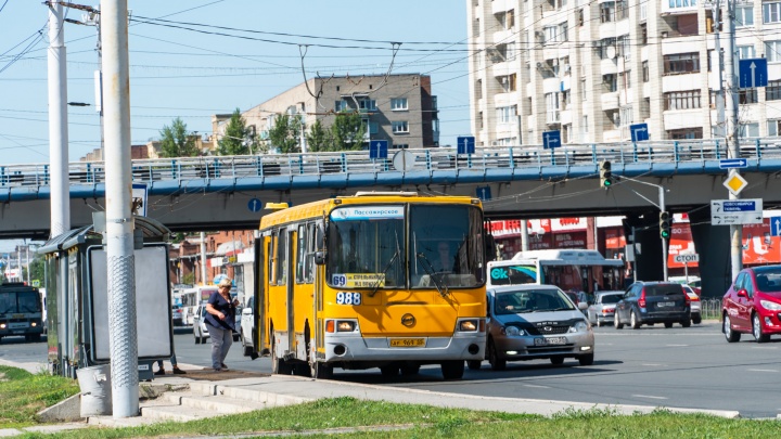 С завтрашнего дня два автобуса в Омске начнут ездить по-новому