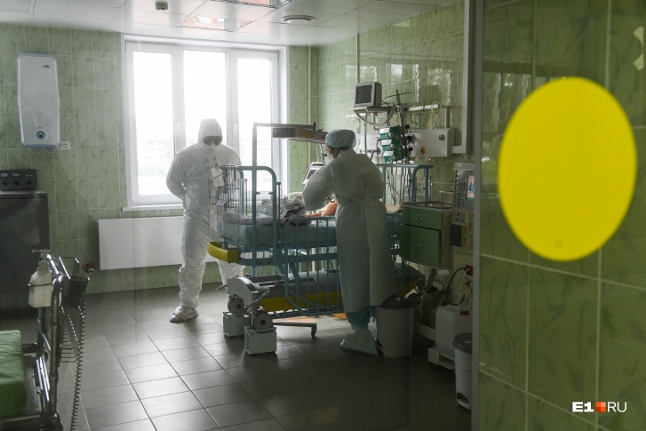 По словам врача, он жалеет, что не может провести экскурсию по инфекционной реанимации По словам врача, он жалеет, что не может провести экскурсию по инфекционной реанимации