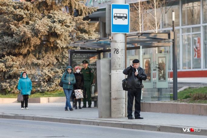 Зато на остановках полно людей