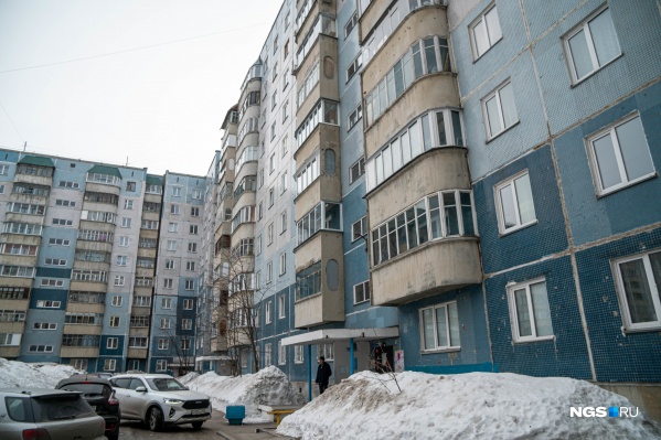 Колясочные в многоквартирных домах жильцы обычно сдают под магазины, но в доме на Высоцкого, 31 из этого помещения сделали квартиру Колясочные в многоквартирных домах жильцы обычно сдают под магазины, но в доме на Высоцкого, 31 из этого помещения сделали квартиру