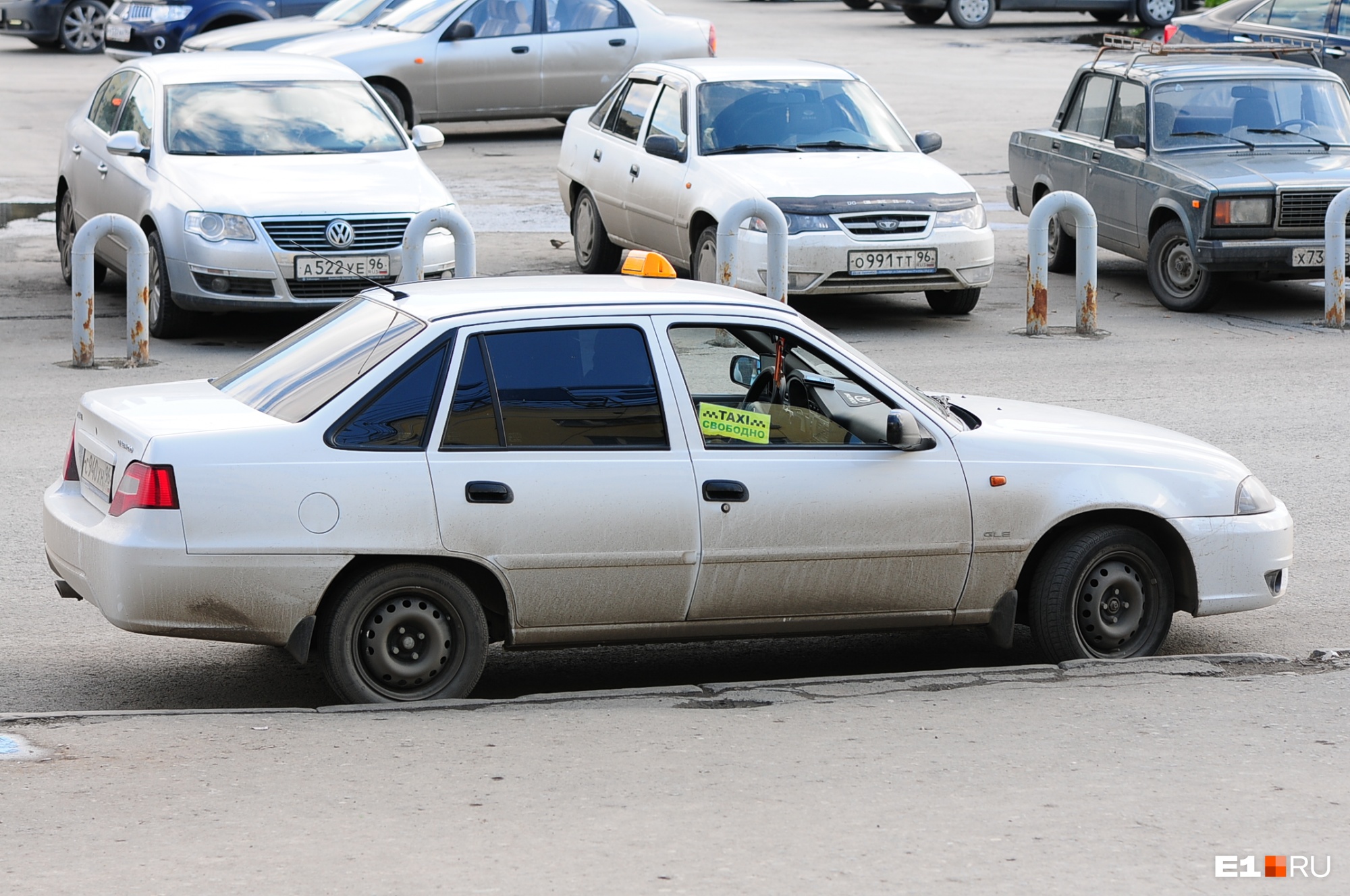 Труп на заднем сиденье: в Екатеринбурге таксист привез клиента в полицию, испугавшись, что он умер