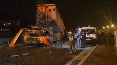 Движение восстановлено: онлайн-репортаж с Челябинского тракта, где грузовик снес пешеходный мост