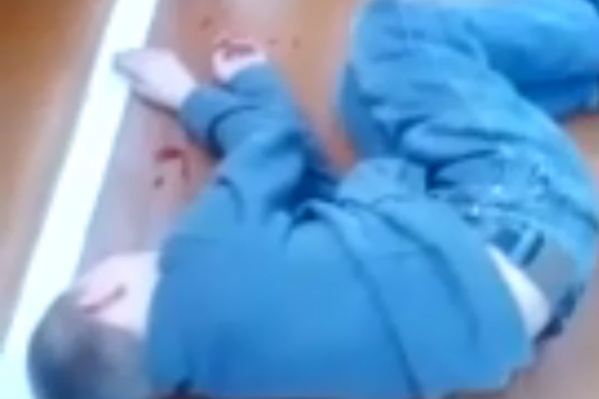 Ребенок лежал на полу в спортзале Ребенок лежал на полу в спортзале 
