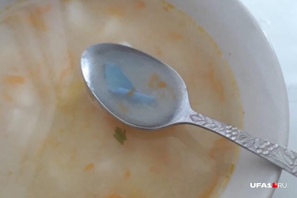 Марина, мама онкобольного мальчика, говорит, что нашла в супе кусок тряпки