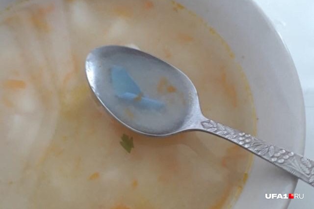 Суп с тряпками, компот с червями: мама онкобольного ребенка рассказала правду о питании в РДКБ в Уфе