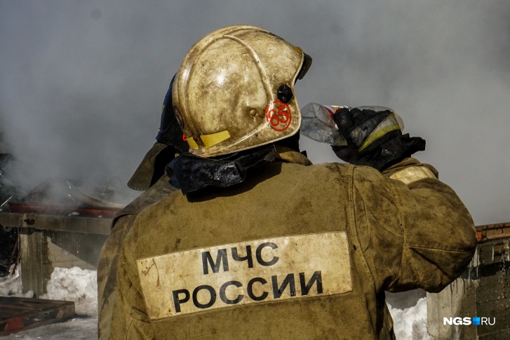 В Кемерово 120 человек тушили пожар на «Азоте». Из труб выходил оранжевый дым