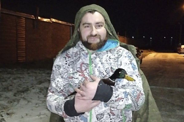 Антон ночью бегал по берегу, чтобы поймать раненого селезня Антон ночью бегал по берегу, чтобы поймать раненого селезня