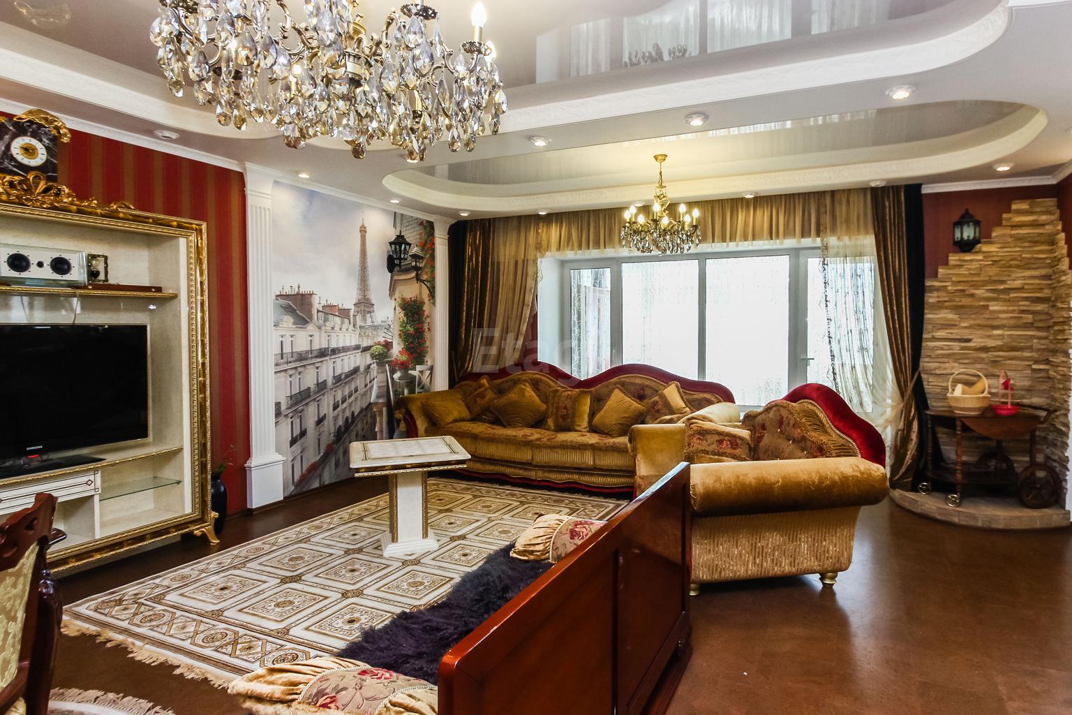 В центре Тюмени за 17 миллионов продают квартиру с «видом на Париж» и шкафом-контрабасом