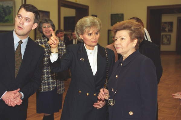 Наина Иосифовна и супруга канцлера ФРГ Ханнелоре Коль. Москва, 19 февраля 1996 года Наина Иосифовна и супруга канцлера ФРГ Ханнелоре Коль. Москва, 19 февраля 1996 года