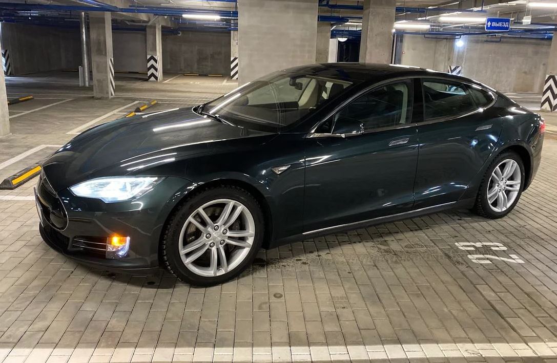 Эта Tesla Model S 2013 года стоит 2,5 миллиона рублей
