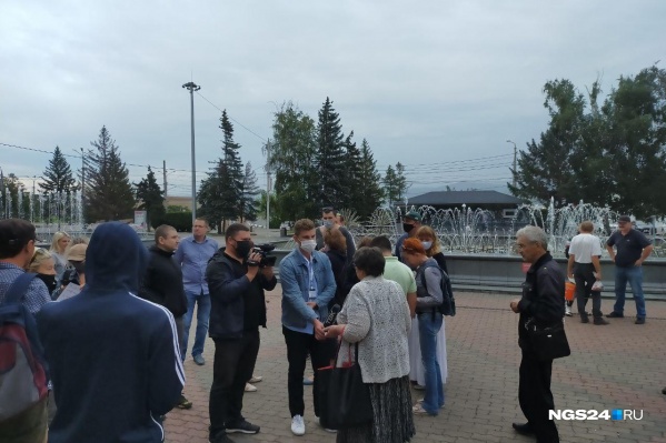Горожане собрались на площади две недели назад Горожане собрались на площади две недели назад