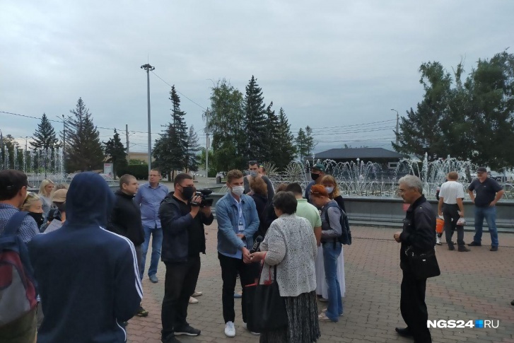 Горожане собрались на площади две недели назад Горожане собрались на площади две недели назад