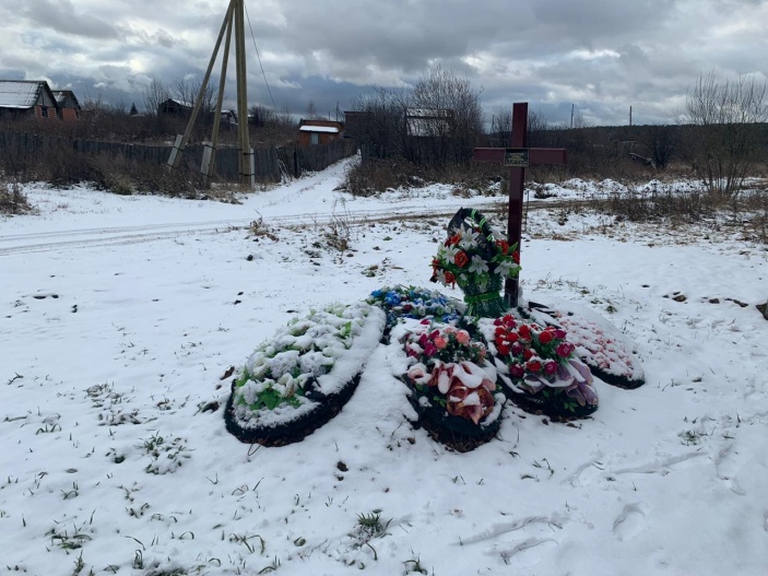 Эта могила в Косулино находится практически у дороги, недалеко от домов Эта могила в Косулино находится практически у дороги, недалеко от домов