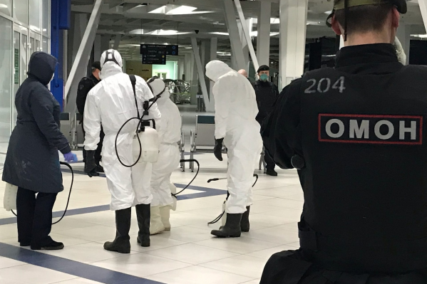 Прилетевших в здании аэропорта ожидал санэпиднадзор Прилетевших в здании аэропорта ожидал санэпиднадзор