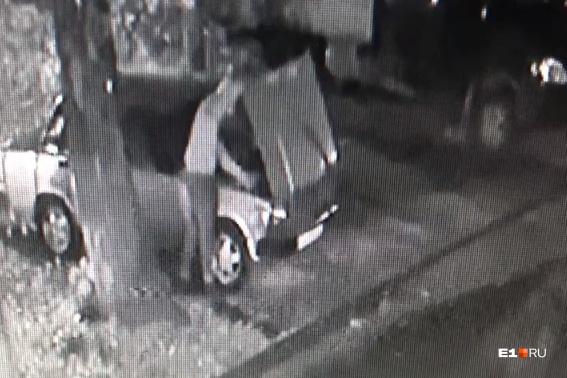 Молодой человек, ворующий аккумуляторы из автомобилей, попал в кадр камеры видеонаблюдения Молодой человек, ворующий аккумуляторы из автомобилей, попал в кадр камеры видеонаблюдения