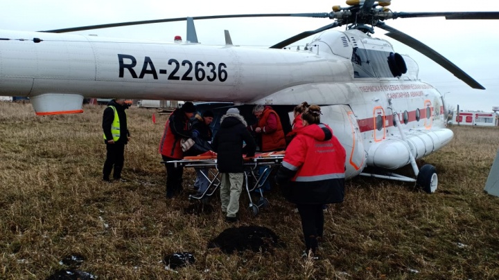 Двух пациентов с острым инфарктом экстренно доставили в Пермь на вертолете