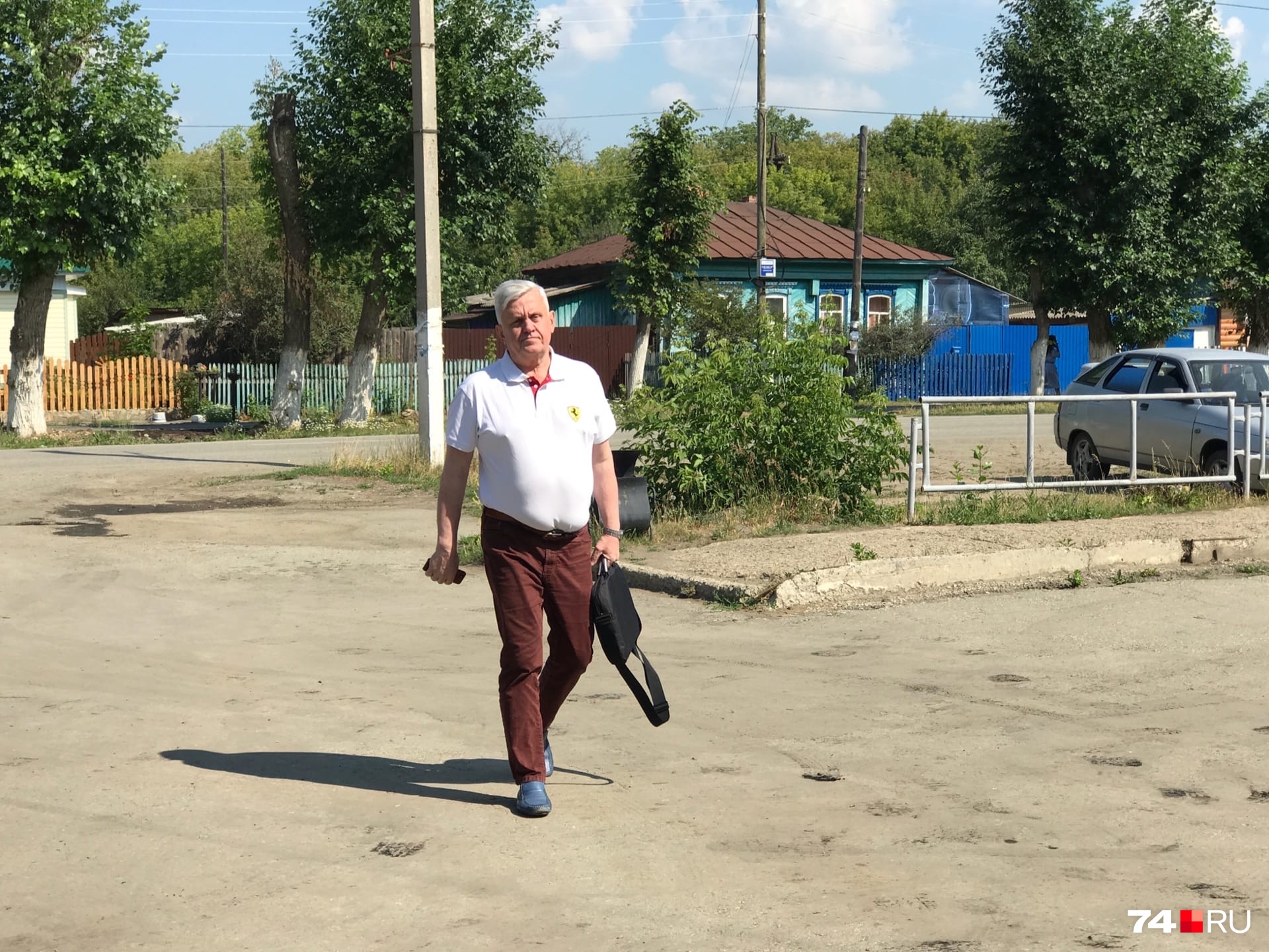 Бизнесмен охотно общается с прессой Бизнесмен охотно общается с прессой