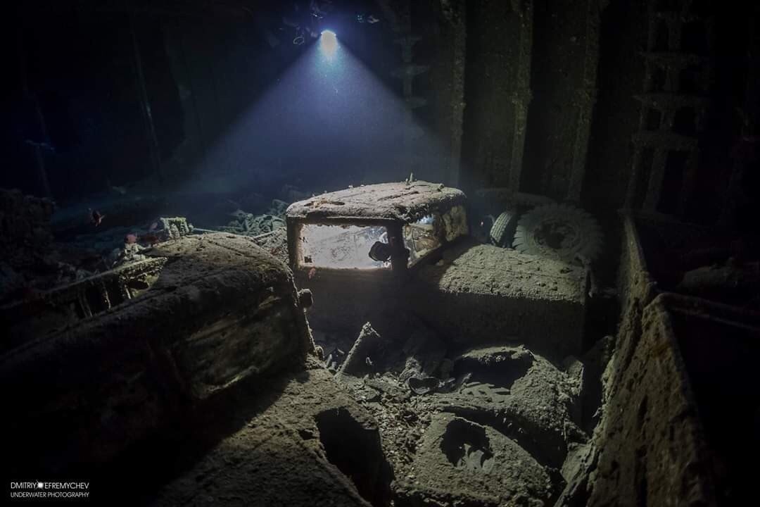 До сих пор на Thistlegorm сохранился большой арсенал взрывчатки, противотанковые мины, артиллерийские снаряды, патроны и гранаты До сих пор на Thistlegorm сохранился большой арсенал взрывчатки, противотанковые мины, артиллерийские снаряды, патроны и гранаты