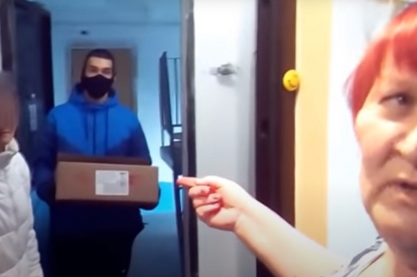Галина Горина ждала соцработника с лекарствами, а увидела на пороге волонтёра с коробкой конфет Галина Горина ждала соцработника с лекарствами, а увидела на пороге волонтёра с коробкой конфет 