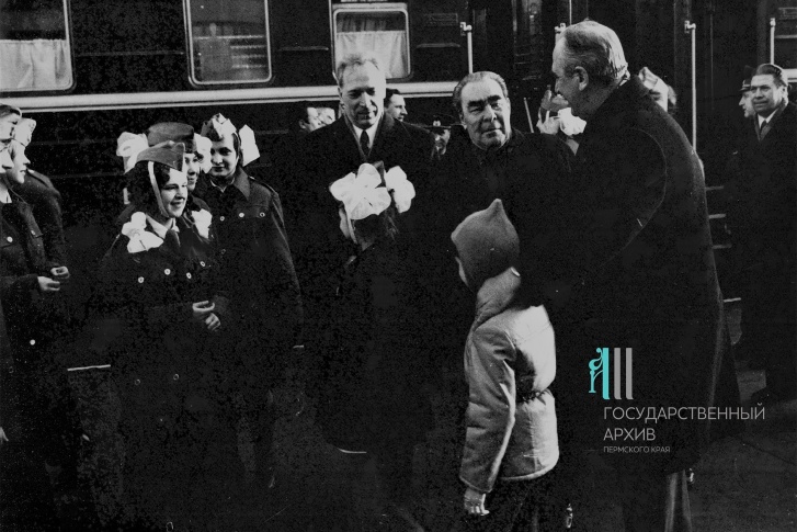 Руководителей страны в основном встречали тепло: на фото Леонид Брежнев на станции <nobr class="_">Пермь II</nobr> в 1978 году