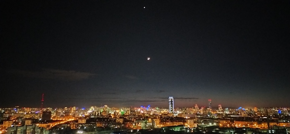 В небе над Екатеринбургом можно будет наблюдать последнее в этом году вечернее сближение Луны и Венеры
