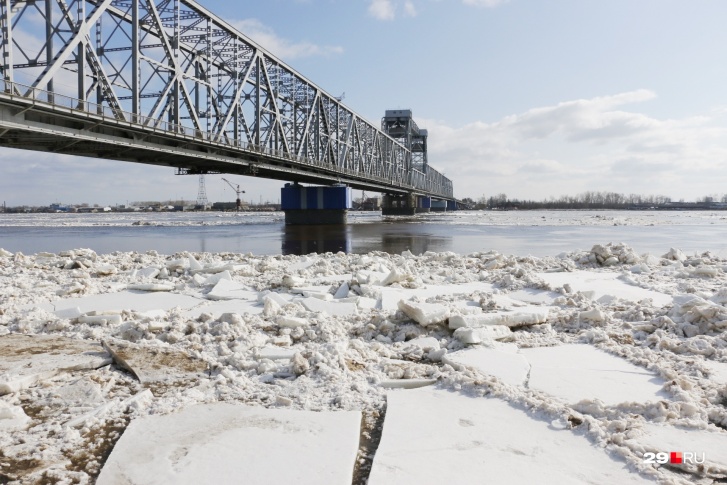 В каких-то городах тратят кучу денег на «точки притяжения» и арт-объекты, а у нас каждый год своя достопримечательность — ледоход В каких-то городах тратят кучу денег на «точки притяжения» и арт-объекты, а у нас каждый год своя достопримечательность — ледоход