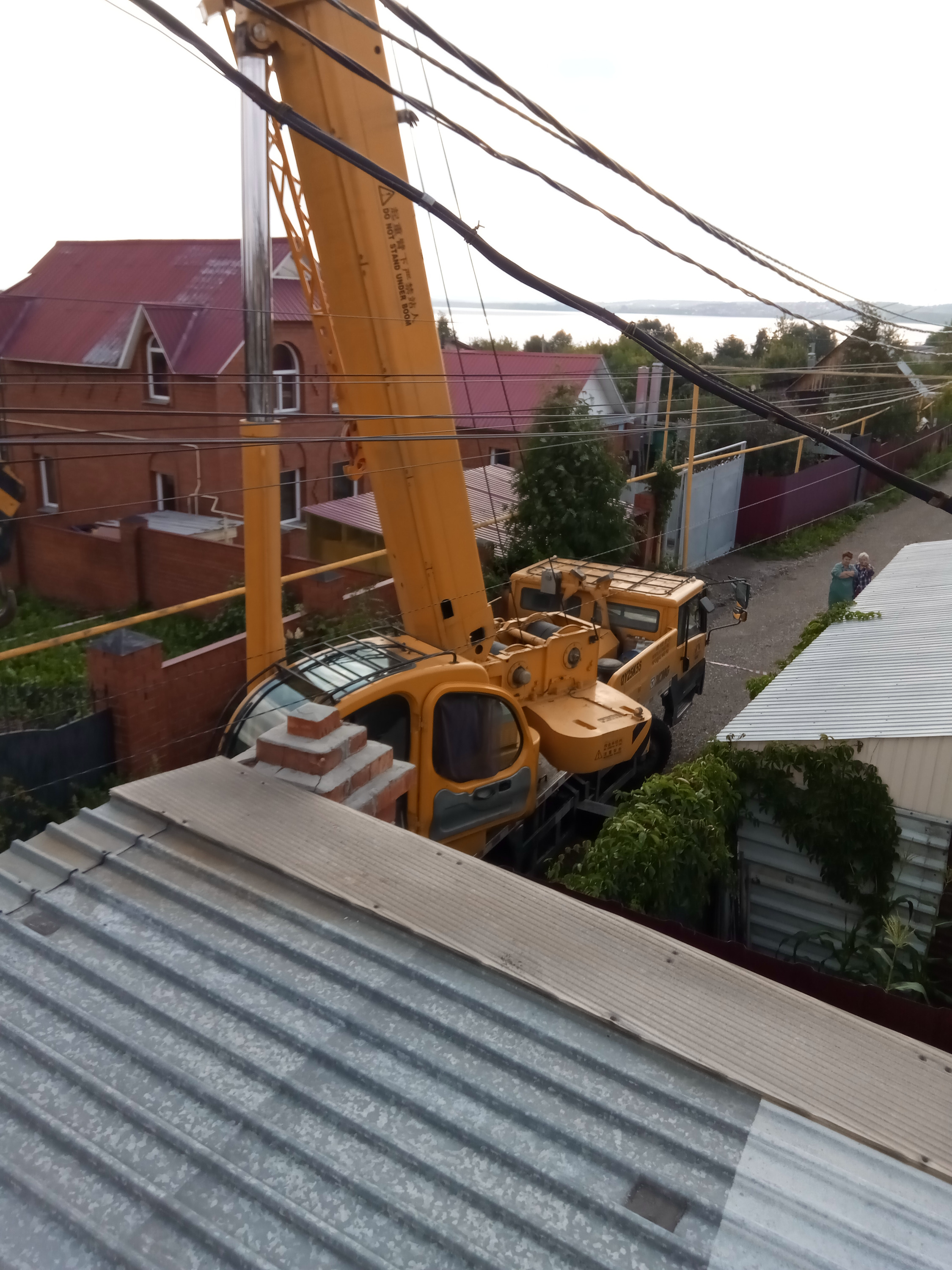 Рабочие приехали ставить опору в минувшие выходные Рабочие приехали ставить опору в минувшие выходные