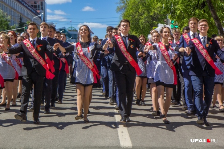 Вальс, праздничное шествие по городу... Ничего этого у выпускников эпохи коронавируса не будет, максимум, на что могут рассчитывать школьники, — видеоконференция Вальс, праздничное шествие по городу... Ничего этого у выпускников эпохи коронавируса не будет, максимум, на что могут рассчитывать школьники, — видеоконференция