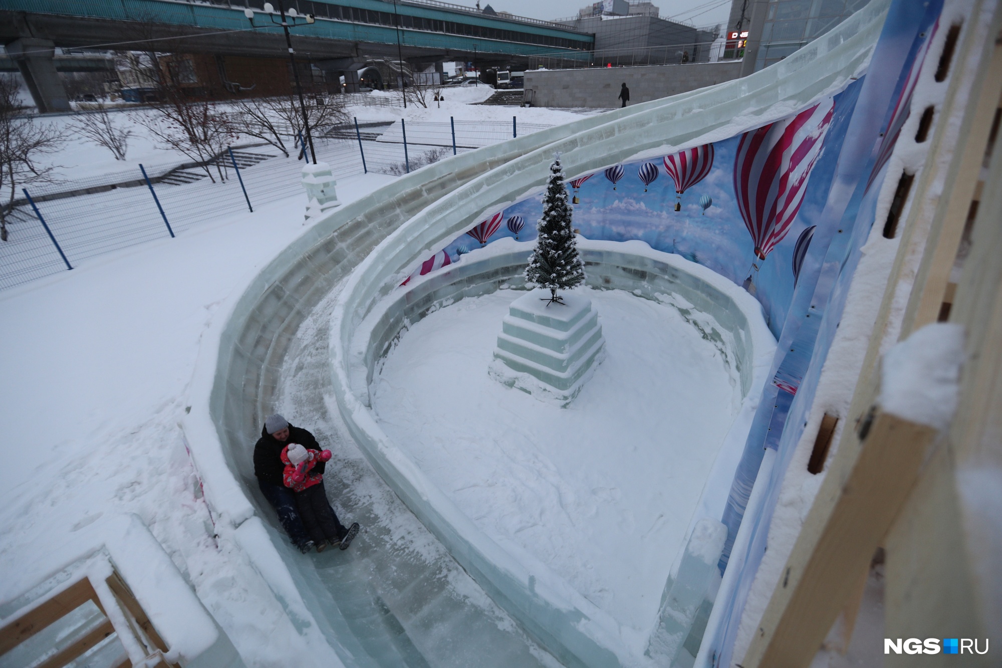 ледовый городок на набережной