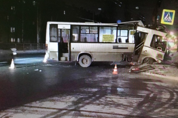 От автобуса буквально отвалилась кабина водителя От автобуса буквально отвалилась кабина водителя
