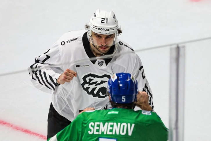 Олег Евенко нанёс сопернику удар, от которого тот упал на лёд