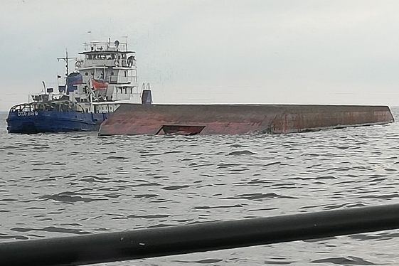 В Рыбинском водохранилище тонет баржа: фото с места