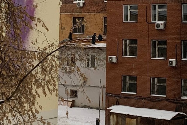 Прямо сейчас на Декабристов разбирают крышу здания Прямо сейчас на Декабристов разбирают крышу здания