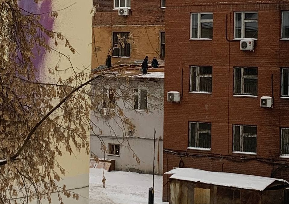 Рядом дежурит охрана: в Екатеринбурге начали разбирать конструктивистское здание в центре