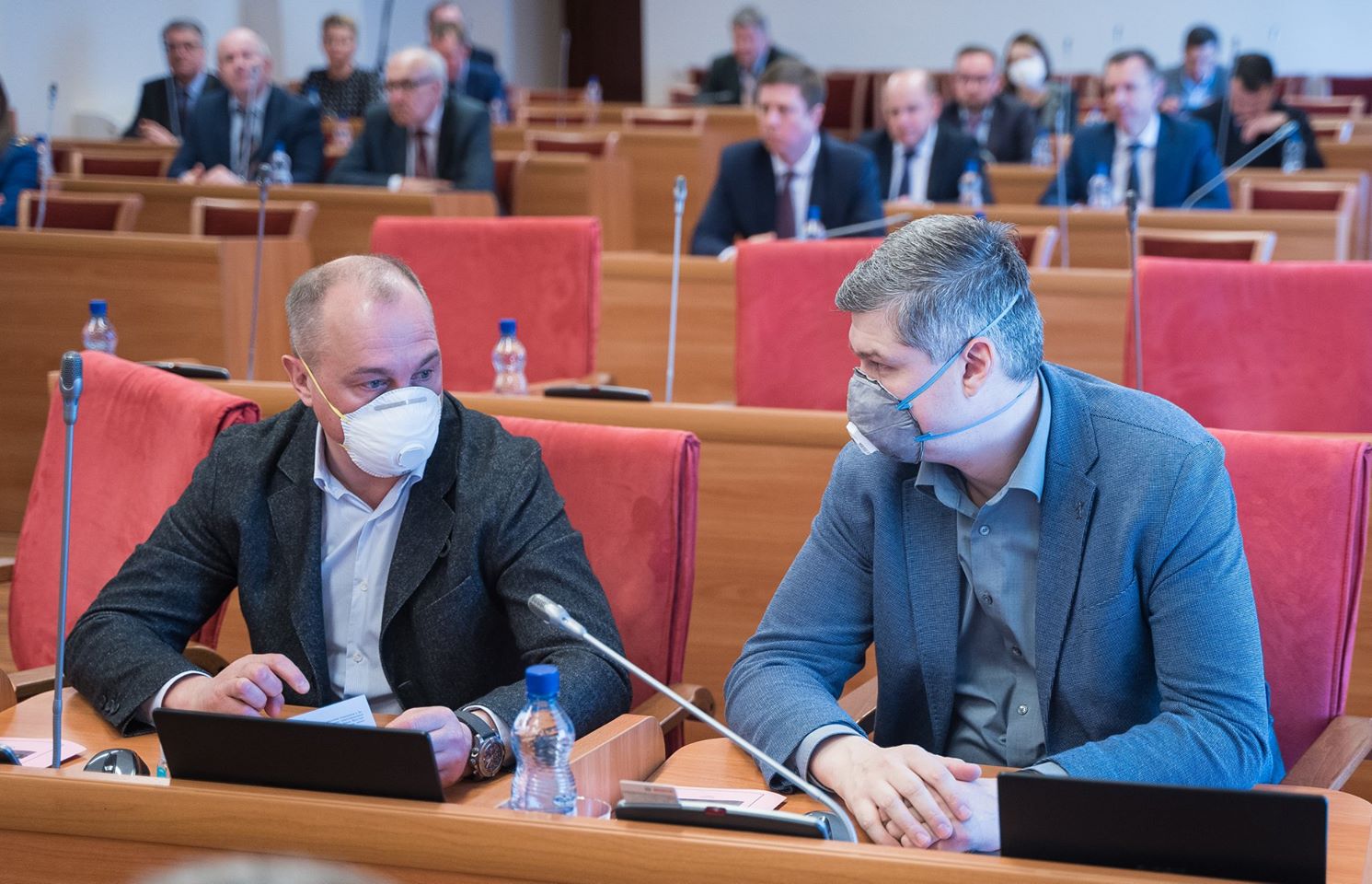 Депутат-строитель Илья Круглов (слева) достал профессиональный респиратор. Павел Исаев нашёл медицинский Депутат-строитель Илья Круглов (слева) достал профессиональный респиратор. Павел Исаев нашёл медицинский