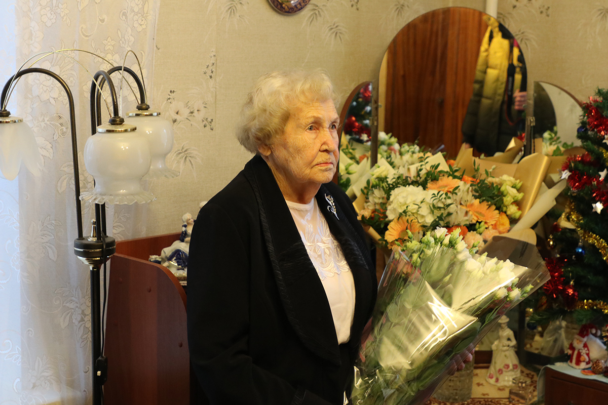 В Пушкине ветеран отметила 100-летний юбилей. Она вышла на мороз к оркестру