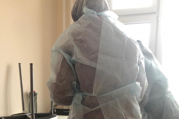 Медики приехали в халатах и взяли анализ крови Медики приехали в халатах и взяли анализ крови