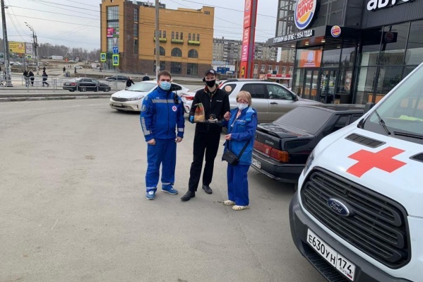 Бригаде скорой помощи, чтобы получить бесплатный обед, нужно просто заехать в ближайший ресторан одной из сетей Бригаде скорой помощи, чтобы получить бесплатный обед, нужно просто заехать в ближайший ресторан одной из сетей