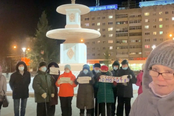 Люди вышли на улицу с плакатами Люди вышли на улицу с плакатами