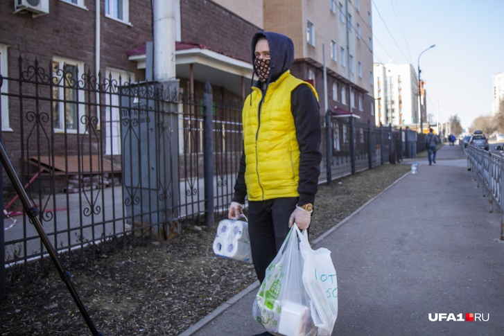 По словам Андрея, в палате у его родственницы лежат пятеро, и все больны пневмонией По словам Андрея, в палате у его родственницы лежат пятеро, и все больны пневмонией